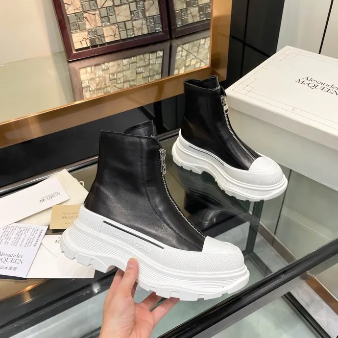 👟👟Ex-factory price 620👟👟 Men +10 🔥4050 McQueen’s new popular women’s boots and couple shoes🔥 Original 1:1 replica, the highest version! AIexanderMcQUEEN✅ products have been certified, endorsed by many celebrities such as Guli Nazha, Wu Lei, and Internet celebrity bloggers, and have fashion models on the T stage of Milan Fashion Week! Front zipper design, easy to wear, 6 cm heel height, comfortable to wear and heighten your legs, fabric: top grain calfskin/ lining: imported sheepskin feet: imported sheepskin, women's size 35-40 (40 must be customized). Men's size 39-45 (45 must be customized). Color: black/white, all black, off-white. Packaging: Matching counter packaging certificate pure cotton bag.
